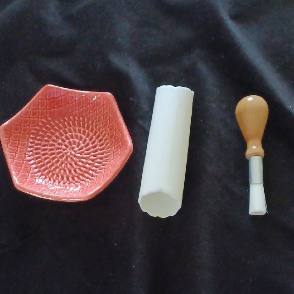 Ceramic Coral Garlic Grating Dish and Kitchen Tool Set
